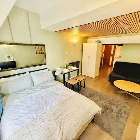 Stylish & Central Your East London Hideaway